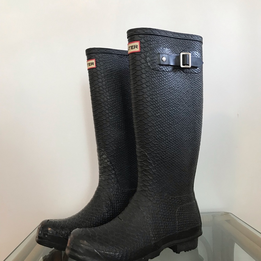 HUNTER WELLIES RAIN BOOT TALL BLACK SNAKESKIN PRINT - Picture 3 of 11